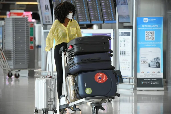 Bangkok Tailandia Febrero 2020 Viajeros Aéreos Con Máscaras Recorren Sala — Foto de Stock