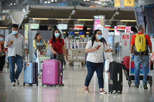 Bangkok Tajlandia Lutego 2020 Podróżujący Maskach Przechadzają Się Przez Salę — Zdjęcie stockowe