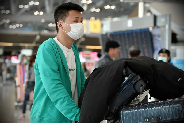 Bangkok Thailand February 2020 Air Travelers Wearing Masks Walk Departures — Stock Photo, Image