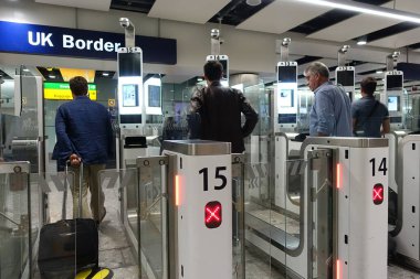 Londra, İngiltere - 29 Temmuz 2018: Hava yolcuları Heathrow Havaalanı 'ndaki otomatik pasaport sınır kapılarından geçtiler. Birleşik Krallık Sınır Gücü Brexit 'e gitmek için hazırlanıyor..