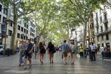 Barcelona, İspanya - 20 Temmuz 2018: İnsanların kalabalıklar şehir merkezinde ünlü ağaç Las Ramblas Caddesi'nde yürümek.