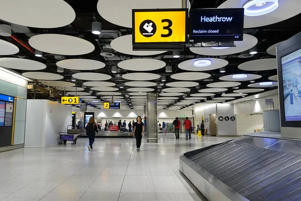London Storbritannien Juni 2018 Flygresenärer Tar Sig Igenom Bagageutlämningen Heathrow — Stockfoto