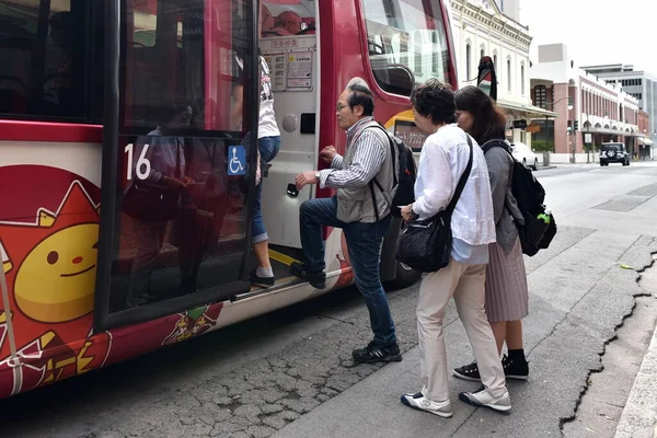 バスに乗って街中の観光客が — ストック写真