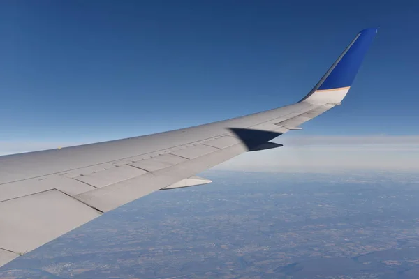 Крыло Самолета Летящего Небе — стоковое фото
