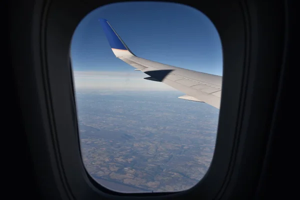 Ala Una Ventana Avión Vuelo —  Fotos de Stock