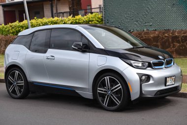 Honolulu, ABD - 24 Kasım 2016: Bir BMW i3 şehir merkezi caddesinde park halinde duruyor. i3 BMW 'nin ilk sıfır emisyon seri üretilen elektrikli araçtır..