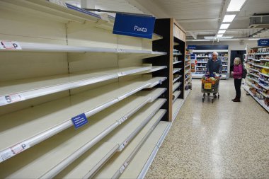 Londra, İngiltere - 16 Mart 2020: Tesco süpermarketinde boş raflar görülüyor. Dünya çapındaki perakende satış mağazaları, covid-19 kaynaklı stoklama nedeniyle bazı ev ihtiyaçlarının düşük olduğunu rapor etti..
