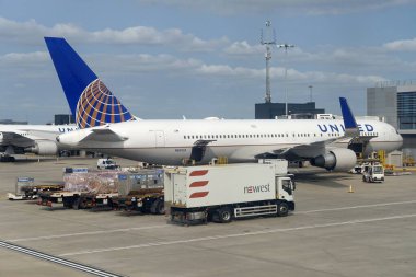 Havaalanı terminalinin resmi, uçaklar