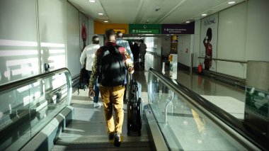 Havaalanındaki insanlar.