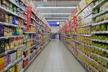 Londra, İngiltere - 2 Mart 2019: Yiyecek, içecek ve ev eşyaları bir Sainsbury 's reyonunda raflarda görülüyor. Süpermarket, 2013 yılında 23 milyar gelir elde eden Tesco 'dan sonra İngiltere' nin en büyük ikinci süpermarketi oldu..