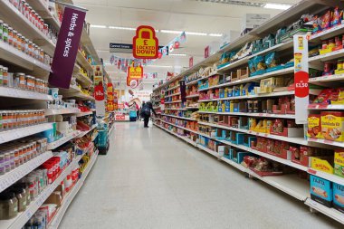 Londra, İngiltere - 2 Mart 2019: Yiyecek, içecek ve ev eşyaları bir Sainsbury 's reyonunda raflarda görülüyor. Süpermarket, 2013 yılında 23 milyar gelir elde eden Tesco 'dan sonra İngiltere' nin en büyük ikinci süpermarketi oldu..