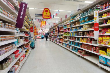 Londra, İngiltere - 2 Mart 2019: Yiyecek, içecek ve ev eşyaları bir Sainsbury 's reyonunda raflarda görülüyor. Süpermarket, 2013 yılında 23 milyar gelir elde eden Tesco 'dan sonra İngiltere' nin en büyük ikinci süpermarketi oldu..