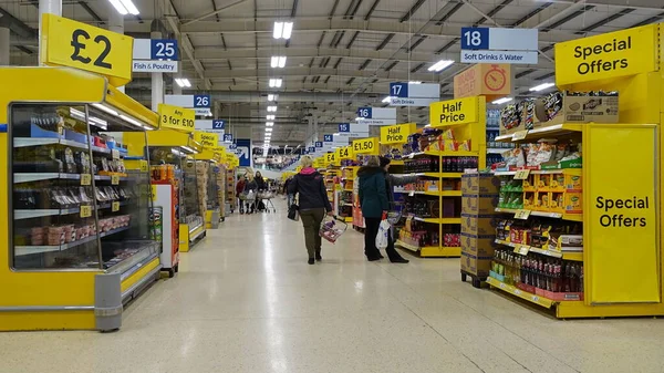 Widok Scenę Supermarketu Klientami Znaki Ofert Specjalnych — Zdjęcie stockowe