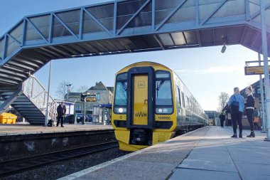 Londra, İngiltere - 12 Şubat 2018: Heathrow Ekspres treni Heathrow Havaalanı 2 terminalindeki bir istasyona varır.