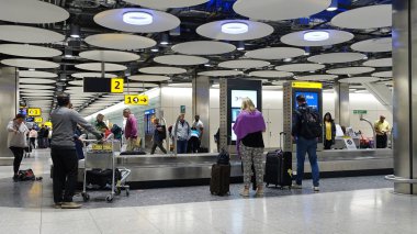 Havaalanındaki insanlar.