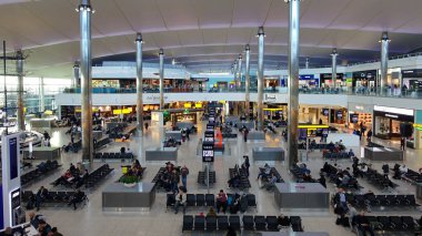 Havaalanındaki insanlar.