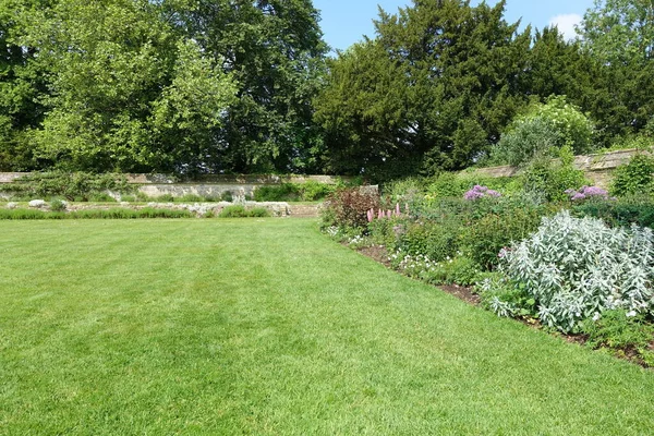 Grönt Gräs Kulle Med Blå Himmel Bakgrunden — Stockfoto