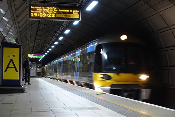 英国ロンドン 2018年2月12日 ヒースロー空港ターミナル2の駅にヒースローエクスプレス列車が到着 — ストック写真