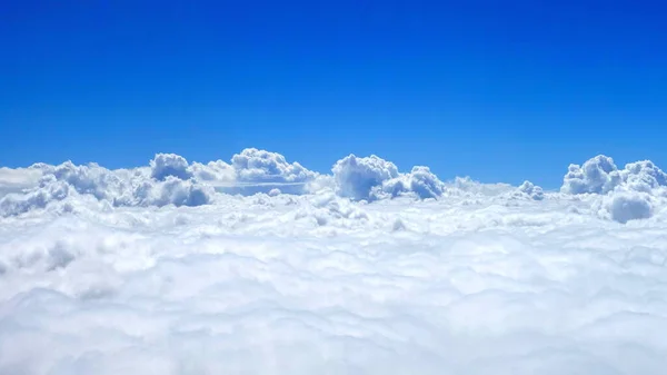 Mavi Gökyüzünde Bulutlar Ile Havadan Görünümü — Stok fotoğraf