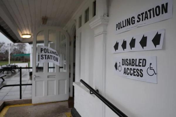 Trowbridge 12月12 2019 英国の有権者が総選挙で投票に行くので 署名は投票所の外で見られる — ストック写真