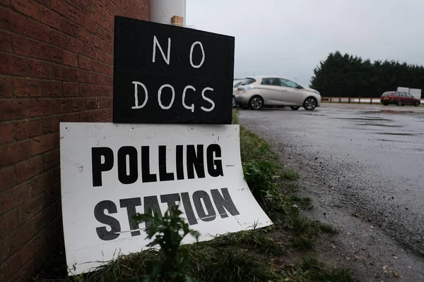 Trowbridge 12月12 2019 英国の有権者が総選挙で投票に行くので 署名は投票所の外で見られる — ストック写真