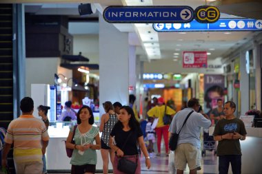 Havaalanındaki insanlar.