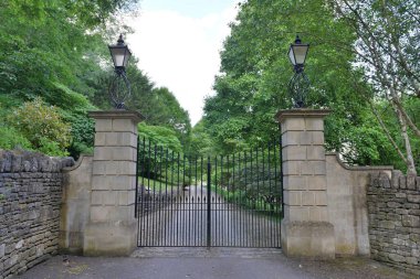 Parktaki eski taş çitler.