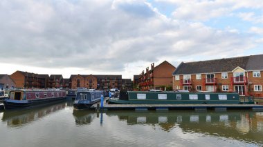 TROWRIDGE - SEP 26: 26 Eylül 2014 'te İngiltere' nin Trowbridge kentinde Staverton Marina 'da demirlemiş teknelerin genel görünümü. Wiltshire 'daki Staverton Marina, Kennet ve Avon su yolu sanayileşme çağında yer almaktadır..