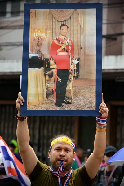 2014年1月8日 泰国曼谷 一名抗议者在市中心举行的反政府集会上展示了泰国国王的肖像 民族主义的抗议运动要求推翻政府 — 图库照片