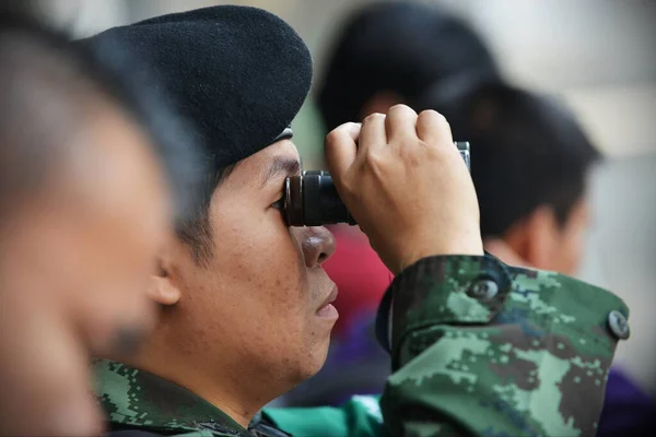 Bangkok Jan Солдат Використовує Бінокль Щоб Спостерігати Натовп Під Час — стокове фото