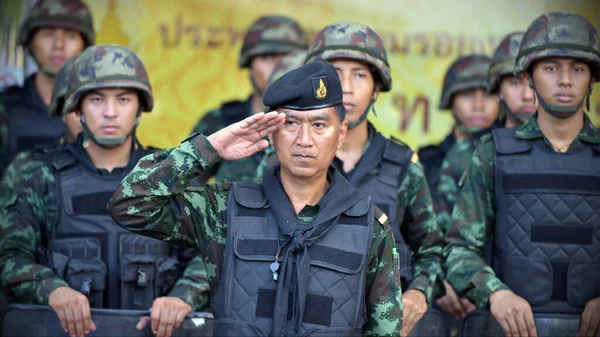 5月30日 泰国曼谷 当士兵们部署在市中心街道上时 他们引起了人们的注意 在泰国第19次军事政变之后 泰国首都已经进入戒严令之下 — 图库照片