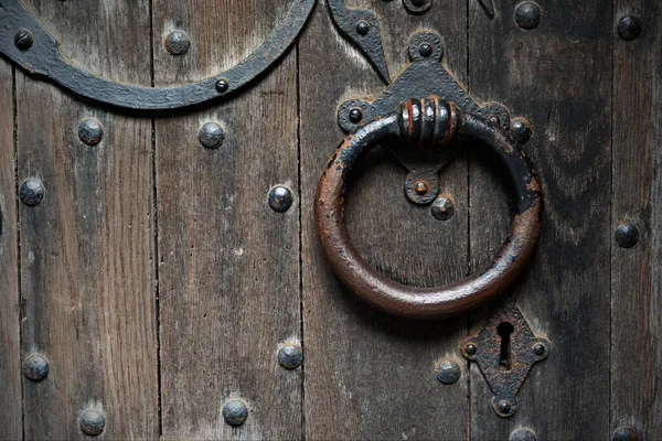 Asma Kilitli Eski Kapı Kolu — Stok fotoğraf