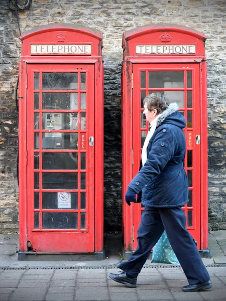 Hombre Con Teléfono Abrigo Rojo Calle — Foto de Stock