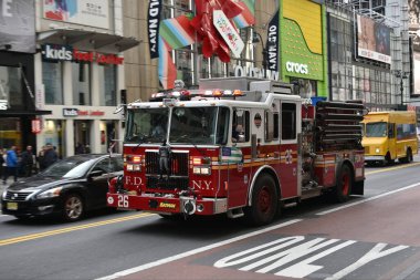 New York City, ABD - 12 Kasım 2018: Manhattan 'da bir cadde boyunca itfaiye aracı sürüyor.