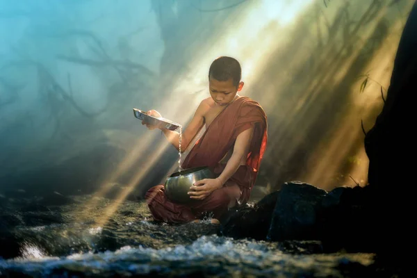 Novice monk washing almsbowl — Stock Photo, Image