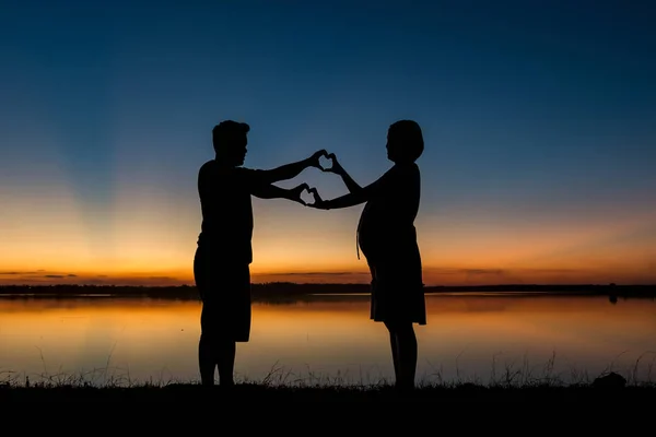 Silhouette de papa et maman enceinte — Photo