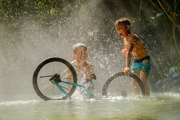 Chicos jugando su bicicleta Imagen De Stock