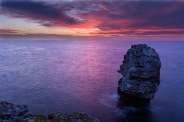 Lonely Stone Tyulenovo köyünde renkli gündoğumu, Bulgaristan