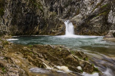 Şirin mavi 'Sini vir' şelale Kotel, Bulgaristan yakınındaki Medven,