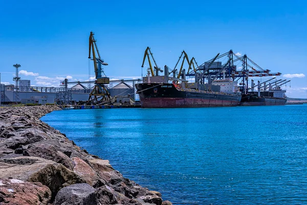 Chios lycka och Louisa Bolten - bulkfartyg - 05-07-2016 - Port Burgas, Bulgarien — Stockfoto