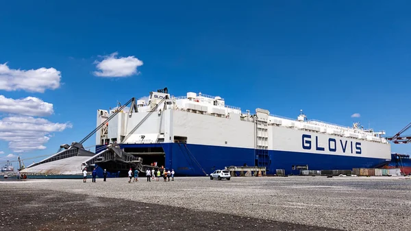 Glovis - tažné remorkéry posunout nákladní loď - 1-07-2016-Port Burgas, Bulharsko — Stock fotografie