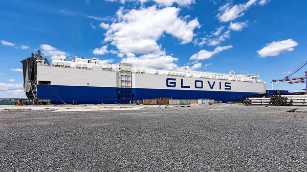 Glovis - tažné remorkéry posunout nákladní loď - 1-07-2016-Port Burgas, Bulharsko — Stock fotografie