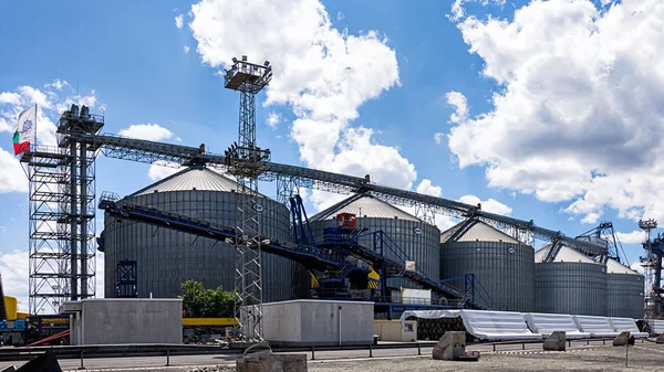 Silo's en andere apparatuur -18-07-2016 - haven Burgas, Bulgarije industrielandschap — Stockfoto