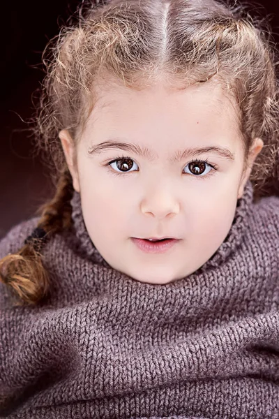 Beutiful küçük Bayan kız bebek ile Fransız sarışın saç örgü