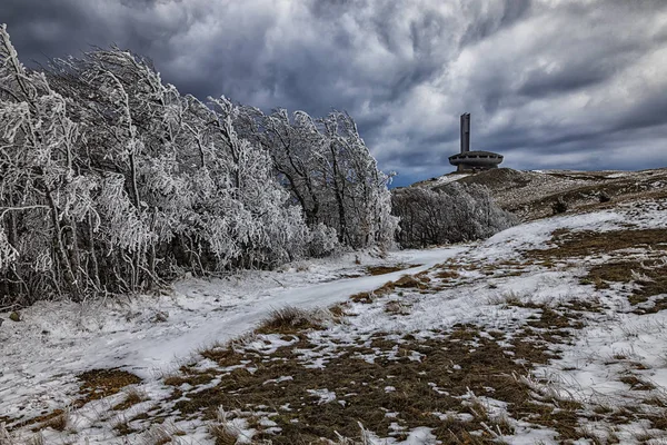 Shipka, Bulgaristan yakınındaki eski Buzludzha anıt, bulutlu gün batımı