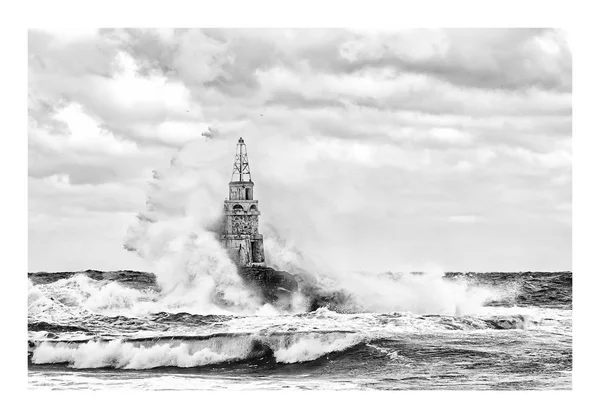 Tormentoso día nublado. Cielo dramático y enormes olas en el faro, Ahtopol, Bulgaria — Foto de Stock