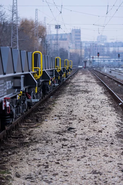 Burgas, Bulgaristan - 24 Ocak 2017 - yük kargo treni - siyah arabalar arabalar - yeni 6 axled düz vagon - türü: Sahmmn - Model Ww 604 A - Transvagon reklam — Stok fotoğraf