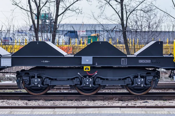 Burgas, Bulgária - 24 de janeiro de 2017 - Comboio de carga de carga - vagões pretos - Novo vagão plano de 6 eixos - Tipo: Sahmmn - Modelo WW 604 A - Transvagon AD — Fotografia de Stock