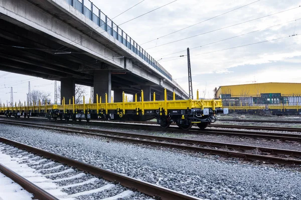 Burgas, Bulgaristan - 27 Ocak 2017 - yük kargo tren - sarı siyah yeni 4 axled düz araçların arabası türü: Res Model: 072-2 - Transvagon reklam — Stok fotoğraf