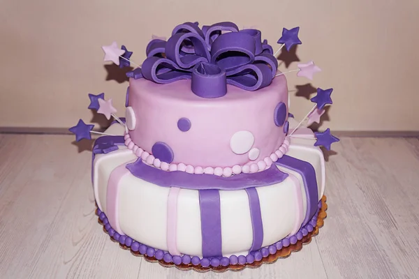 8 février 2015 - Burgas, Bulgarie - Gâteau d'anniversaire de fondan violet rose avec étoiles et arc — Photo